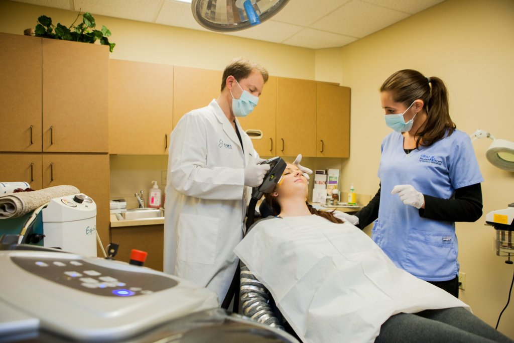 A patient with Dr. Sasportas and staff